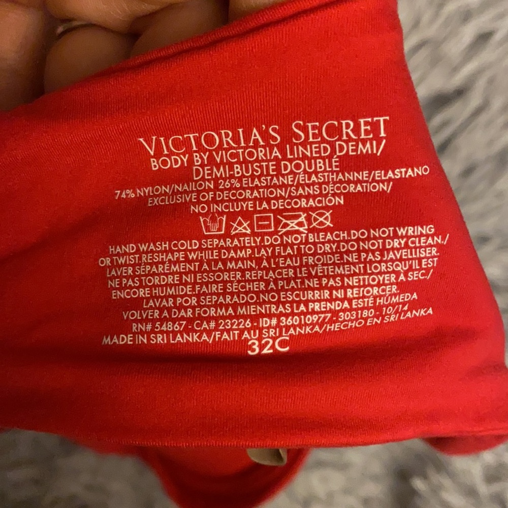 Victoria Secrets red bra 🌸🌸 - Picture 4 of 4
